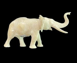 Pequeña escultura de marfil que representa un elefante. Japón.