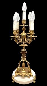 Lámpara de mesa de bronce dorado con cinco luces.