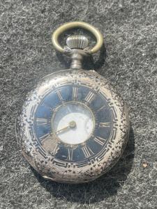 Orologio cronografo da tasca in argento niellato con decoro floreale e cavallo.Francia.