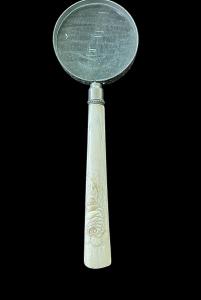 Lupa de marfil con motivo de rosa en alto relieve.