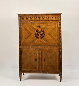 Secretaire, Lombardia, fine del XVIII secolo, corpo interamente lastronato in boise de rose 
