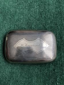 Pitillera de plata - tabaco con patrón estriado, escudo con iniciales y fecha 30 de mayo de 1883.
    