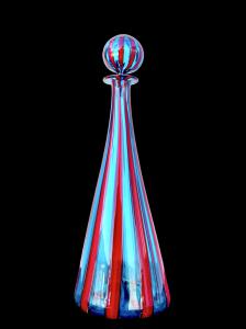 Bottiglia in vetro a fasce verticali rosso-blu.Ve.Art,Murano.