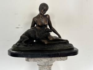 Escultura de bronce. Joven con perro. Siglo XX. Firmada.