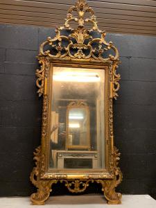 Espejo dorado con copete tallado, siglo XX, medidas 67 cm de ancho x 154 cm de alto