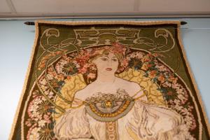 Tapiz, tejido a mano, estilo Art Nouveau realizado en los años 60 por un artista húngaro.