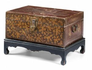 Baúl de madera lacada y dorada, China, principios del siglo XX