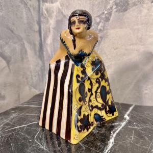 Figura en reverencia – La Salamandra