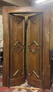 PTI573 - Puerta de madera de castaño, con marco, época de principios del siglo XVIII, origen Italia central, medidas de luz cm L 85 x H 198
