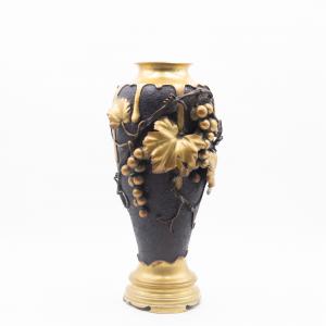 Vaso giapponese in bronzo con uva e vite, con decori patinati ottone, Fine '800, Japanese bronze vase with grapes and vine, with patinated brass decorations, Late 19th century