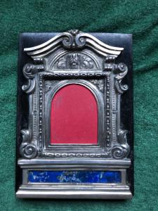 'Pace-edicola' en plata y lapislázuli con decoración de rocaille y ángel, montada en un marco sobre una base de madera ebonizada Sicilia.
    