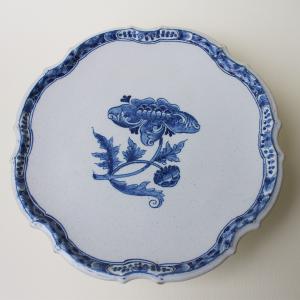 Alzata in maiolica decorata al cardo