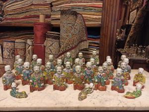 Importante colección de 'Niños' sonrientes, famille rose, dinastía Qianglong, época de finales del siglo XVIII. La figura arrodillada lleva una chaqueta con motivos florales y sostiene un cetro Ru Yi. El cetro chino 