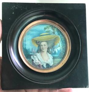 Miniatura representando figura femenina. 8 cm. Marco: 15 cm.