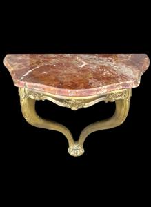 Consola - aplique de madera dorada con motivos rococó y tapa de mármol. Período art nouveau.