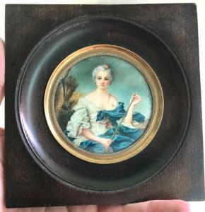 Miniatura representando una figura femenina. Firmada.