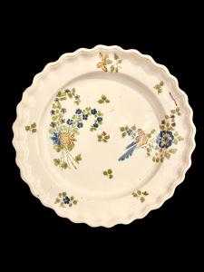 Piatto in maiolica con decoro detto al:fiore e uccellino-+mazzolino con steli fioriti ricadenti’.Manifattura Dallari.Sassuolo.