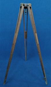 Cavalletto tripode in legno e ferro -cm 140 h- Italia anni '20