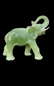 Elefante in pasta di vetro verde.