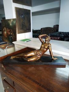 Escultura de bronce de doncella