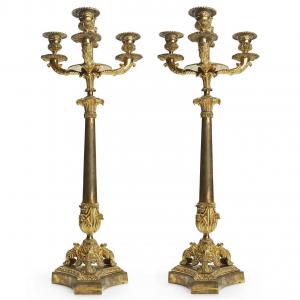 Par de candelabros Imperio de bronce dorado de tres luces, siglo XIX