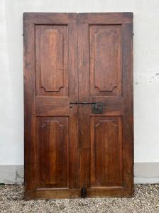 Gran puerta de doble hoja en nogal