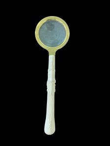 Lente de marfil y bronce con motivo grabado a tourchon con escudo y elementos de espigas de trigo y flores en alto relieve.