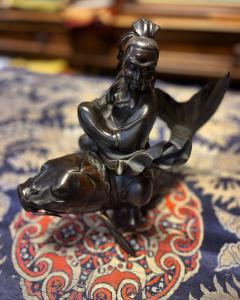 El inmortal Kinko. Japón, periodo Meiji (1868 - 1912), finales del siglo XIX. Bronce, cm 23 x 30 aproximadamente.
