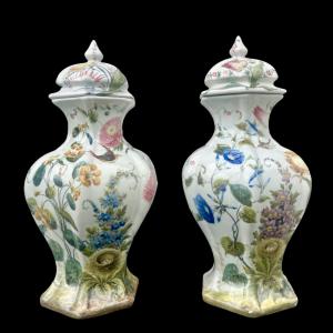 Coppia di vasi in maiolica a decoro floreale.Manifattura Antonibon,Nove di Bassano.